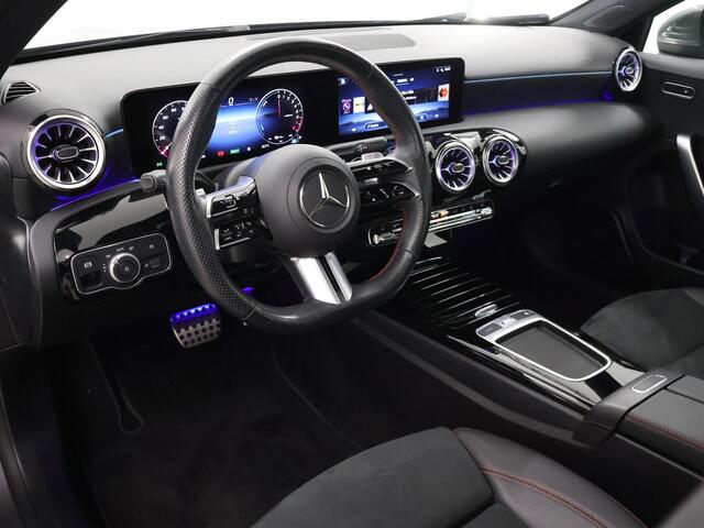 Mercedes-Benz A-KLASSE 250 e AMG Line | Achteruitrijcamera | Panoramadak | Stoelverwarming | Sfeerverlichting |
