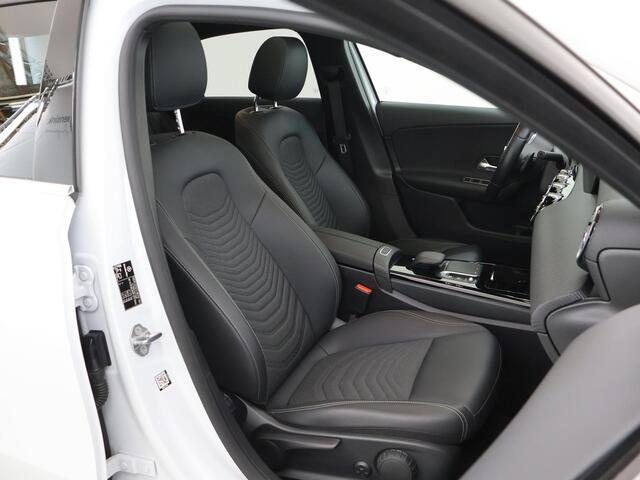 Mercedes-Benz A-KLASSE 250 e Business Line | Panoramadak | Rijassistentiepakket Plus | Stoelverwarming | Widescreen | Achteruitrijcamera |