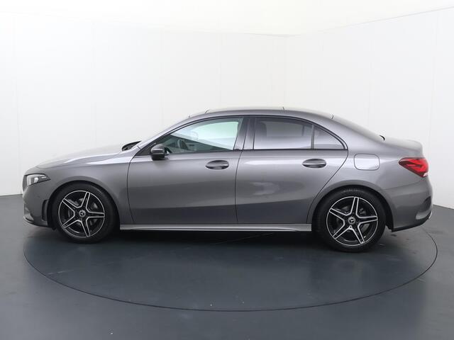 Mercedes-Benz A-KLASSE 180 Business Solution AMG Alcantara bekleding | Achteruitrijcamera | Navigatie | 18"LM velgen | Schuif- kanteldak | Stoelverwarming | PDC voor en achter |