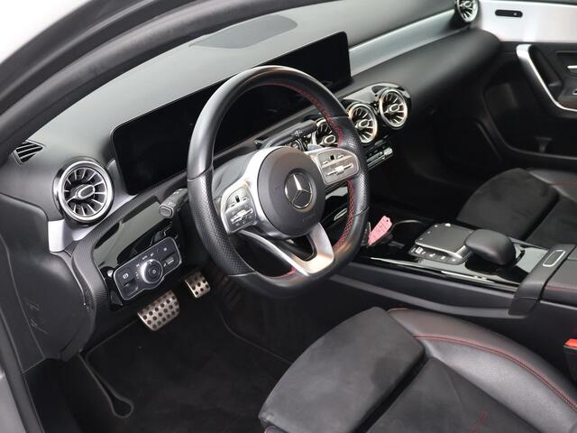 Mercedes-Benz A-KLASSE 180 Business Solution AMG Alcantara bekleding | Achteruitrijcamera | Navigatie | 18"LM velgen | Schuif- kanteldak | Stoelverwarming | PDC voor en achter |