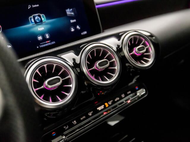 Mercedes-Benz A-KLASSE 180 AMG Sport Automaat (SCHUIFDAK, APPLE CARPLAY, SFEERVERLICHTING, BURMESTER, KEYLESS, LEDER/ALCANTARA, CAMERA, SPORTSTOELEN, STOELVERWARMING, WIDESCREEN, GETINT GLAS, NIEUWSTAAT)