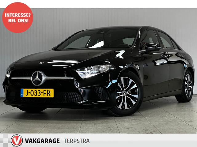 Mercedes-Benz A-KLASSE 180 Solution/ Automaat!/ Virtual Cockpit/ Keyless-Go/ Half-Lederen Sportst./ Zwarte-Hemel/ Camera/ Apple + Android/ Navi/ Clima/ Cruise/ Bluetooth/ Multi. LEDER. Stuur/ PDC V+A/ Chroom.