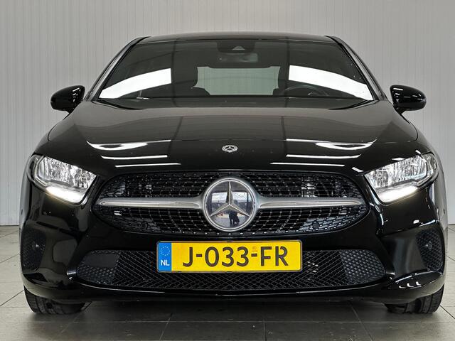 Mercedes-Benz A-KLASSE 180 Solution/ Automaat!/ Virtual Cockpit/ Keyless-Go/ Half-Lederen Sportst./ Zwarte-Hemel/ Camera/ Apple + Android/ Navi/ Clima/ Cruise/ Bluetooth/ Multi. LEDER. Stuur/ PDC V+A/ Chroom.