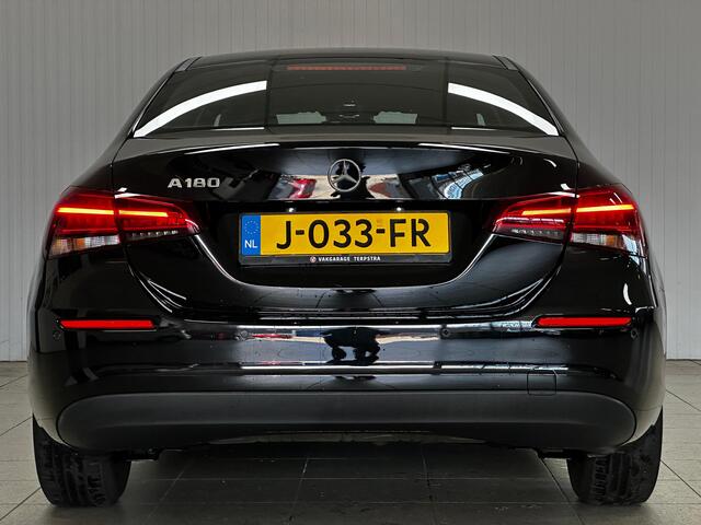 Mercedes-Benz A-KLASSE 180 Solution/ Automaat!/ Virtual Cockpit/ Keyless-Go/ Half-Lederen Sportst./ Zwarte-Hemel/ Camera/ Apple + Android/ Navi/ Clima/ Cruise/ Bluetooth/ Multi. LEDER. Stuur/ PDC V+A/ Chroom.