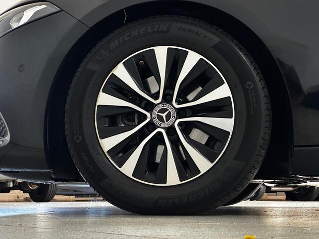 Mercedes-Benz A-KLASSE 180 Solution/ Automaat!/ Virtual Cockpit/ Keyless-Go/ Half-Lederen Sportst./ Zwarte-Hemel/ Camera/ Apple + Android/ Navi/ Clima/ Cruise/ Bluetooth/ Multi. LEDER. Stuur/ PDC V+A/ Chroom.