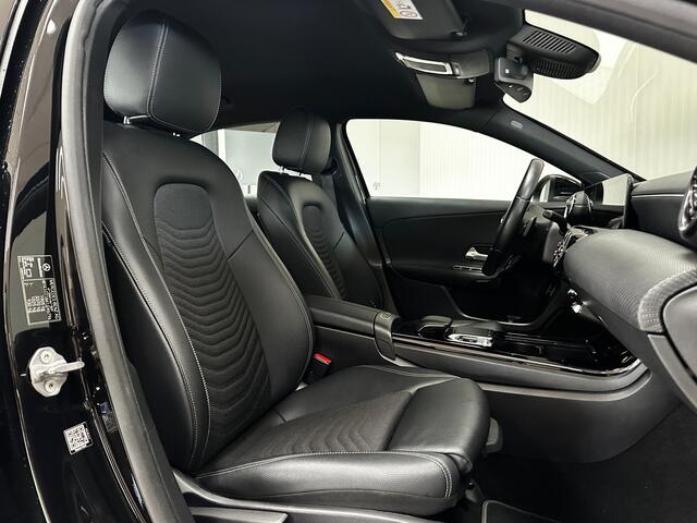 Mercedes-Benz A-KLASSE 180 Solution/ Automaat!/ Virtual Cockpit/ Keyless-Go/ Half-Lederen Sportst./ Zwarte-Hemel/ Camera/ Apple + Android/ Navi/ Clima/ Cruise/ Bluetooth/ Multi. LEDER. Stuur/ PDC V+A/ Chroom.