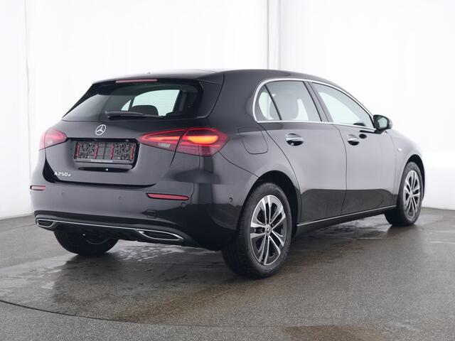 Mercedes-Benz A-KLASSE 250 e Plug-In Hybride | Keyless Go | Stuur en Stoelverwarming | Sfeerverlichting | LED | Parkeerpakket met Camera | Inclusief 24 maanden Mercedes-Benz Certified garantie voor Europa.