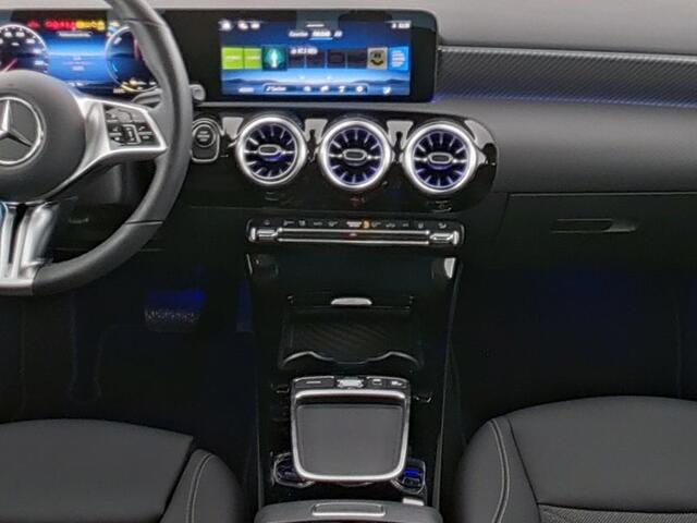 Mercedes-Benz A-KLASSE 250 e Plug-In Hybride | Keyless Go | Stuur en Stoelverwarming | Sfeerverlichting | LED | Parkeerpakket met Camera | Inclusief 24 maanden Mercedes-Benz Certified garantie voor Europa.
