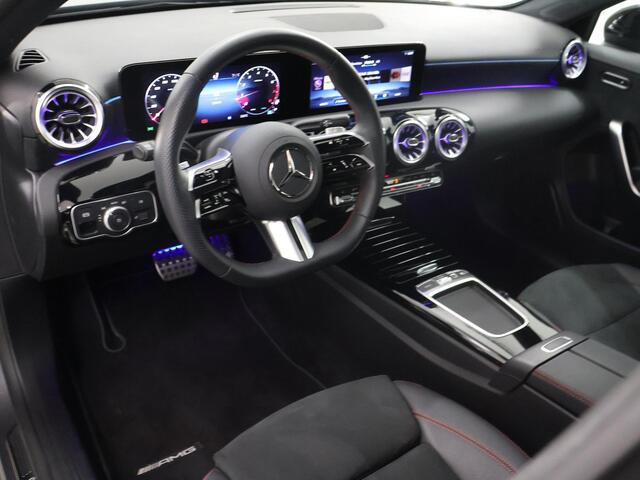 Mercedes-Benz A-KLASSE 180 Business Solution AMG | Elektrisch bedienbaar panoramadak | Achteruitrijcamera | 19inch Multispaak velgen | Mulitbeam koplampen |