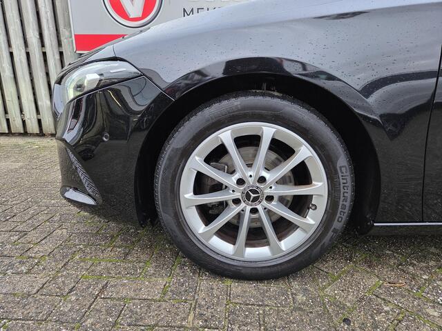 Mercedes-Benz A-KLASSE 180 Advantage 17"/Sfeerverlichting/LED/Climate/Stoelverwarming/Apple Carplay & Android Auto