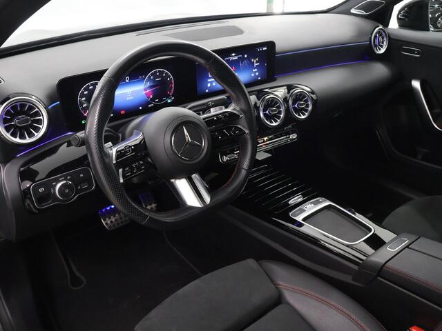Mercedes-Benz A-KLASSE 180 AMG Line | Premium pack | Night pakket | Panoramadak | Stoelverwarming |