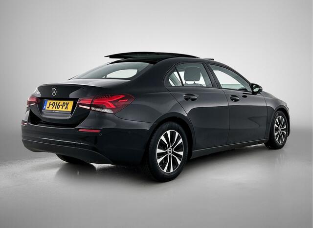 Mercedes-Benz A-KLASSE 180 Business Solution Panoramadak | Achteruitrijcamera | Ledkoplampen | Licht- en zicht pakket | Spiegelpakket. Inclusief 24 maanden MB Certified garantie voor Europa.