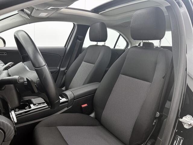 Mercedes-Benz A-KLASSE 180 Business Solution Panoramadak | Achteruitrijcamera | Ledkoplampen | Licht- en zicht pakket | Spiegelpakket. Inclusief 24 maanden MB Certified garantie voor Europa.
