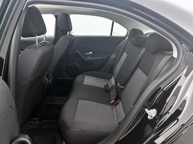 Mercedes-Benz A-KLASSE 180 Business Solution Panoramadak | Achteruitrijcamera | Ledkoplampen | Licht- en zicht pakket | Spiegelpakket. Inclusief 24 maanden MB Certified garantie voor Europa.