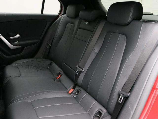 Mercedes-Benz A-KLASSE 250 e Plug-In Hybride Luxury | Trekhaak | Distronic | Keyless Go | Alarm | Stuur- en Stoelverwarming | Dode Hoek Ass | Inclusief 24 maanden Mercedes-Benz Certified garantie voor Europa.