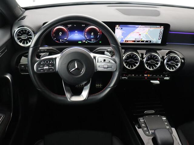 Mercedes-Benz A-KLASSE 250e AMG | Panoramadak | Stoelverwarming | Carplay | Leder/Alcantara | Camera | Sfeerverlichting | Navigatie | Park Assist | Climate control | Full LED | PHEV | Plug In