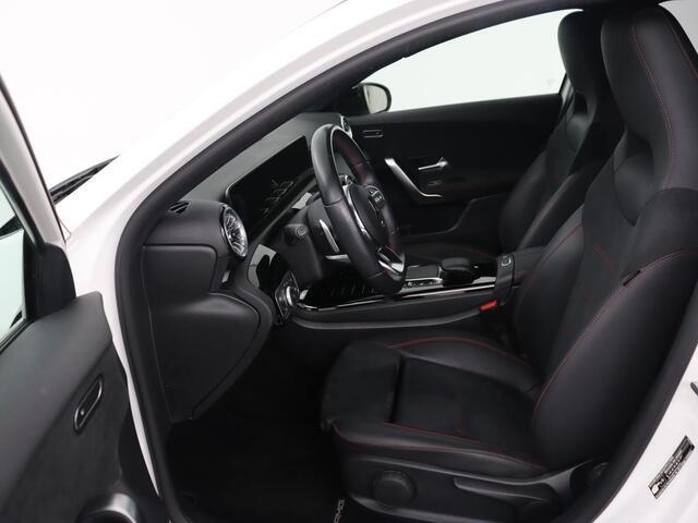 Mercedes-Benz A-KLASSE 250e AMG | Panoramadak | Stoelverwarming | Carplay | Leder/Alcantara | Camera | Sfeerverlichting | Navigatie | Park Assist | Climate control | Full LED | PHEV | Plug In