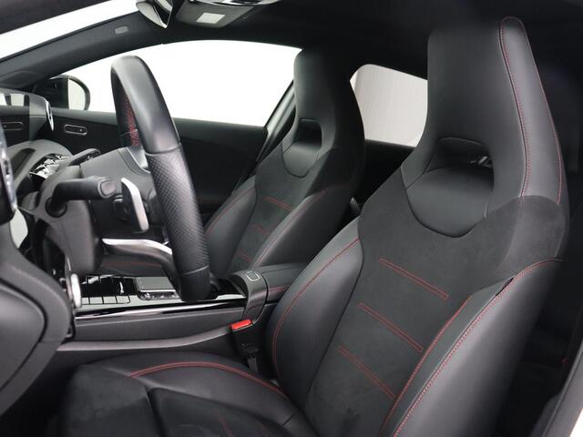 Mercedes-Benz A-KLASSE 250e AMG | Panoramadak | Stoelverwarming | Carplay | Leder/Alcantara | Camera | Sfeerverlichting | Navigatie | Park Assist | Climate control | Full LED | PHEV | Plug In