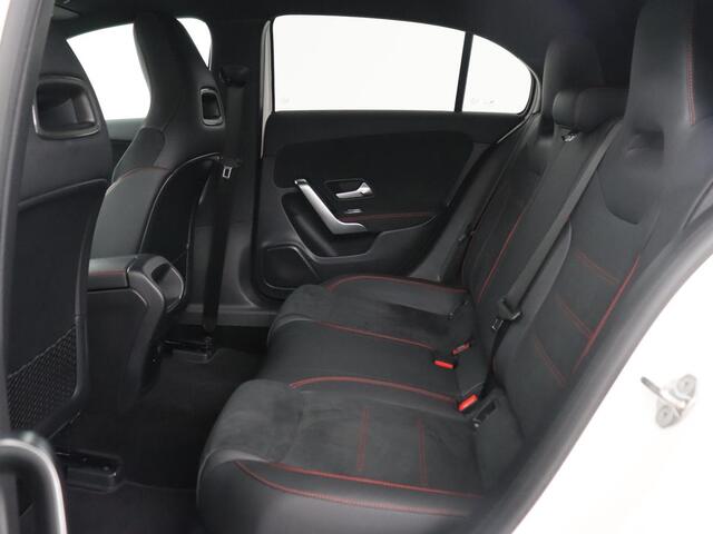 Mercedes-Benz A-KLASSE 250e AMG | Panoramadak | Stoelverwarming | Carplay | Leder/Alcantara | Camera | Sfeerverlichting | Navigatie | Park Assist | Climate control | Full LED | PHEV | Plug In