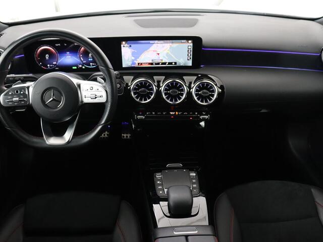 Mercedes-Benz A-KLASSE 250e AMG | Panoramadak | Stoelverwarming | Carplay | Leder/Alcantara | Camera | Sfeerverlichting | Navigatie | Park Assist | Climate control | Full LED | PHEV | Plug In