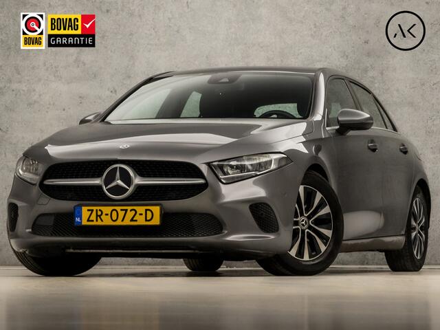 Mercedes-Benz A-KLASSE 160 Sport (APPLE CARPLAY, GROOT NAVI, CAMERA, LEDER, SPORTSTOELEN, PARKEERSENSOREN, LANE ASSIST, ZWART HEMEL, NIEUWSTAAT)