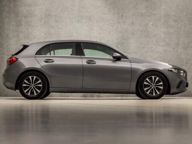 Mercedes-Benz A-KLASSE 160 Sport (APPLE CARPLAY, GROOT NAVI, CAMERA, LEDER, SPORTSTOELEN, PARKEERSENSOREN, LANE ASSIST, ZWART HEMEL, NIEUWSTAAT)