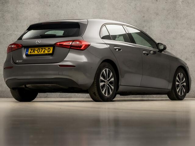 Mercedes-Benz A-KLASSE 160 Sport (APPLE CARPLAY, GROOT NAVI, CAMERA, LEDER, SPORTSTOELEN, PARKEERSENSOREN, LANE ASSIST, ZWART HEMEL, NIEUWSTAAT)