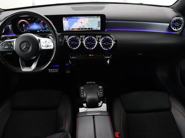 Mercedes-Benz A-KLASSE 250e AMG Limited | Panoramadak | Stoelverwarming | Matrix LED | Memory | Carplay | Keyless | Camera | Navigatie | Full LED | PHEV | Plug In