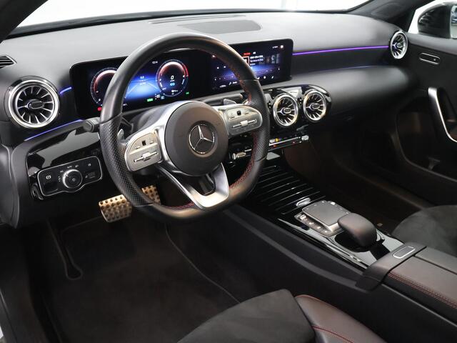 Mercedes-Benz A-KLASSE 250 e AMG Line | Night | Panoramadak | Widescreen | Stoelverwarming | Achteruitrijcamera | Sfeerverlichting |