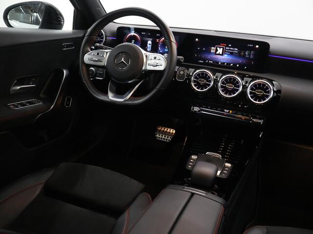 Mercedes-Benz A-KLASSE 250 e AMG Line | Night | Panoramadak | Widescreen | Stoelverwarming | Achteruitrijcamera | Sfeerverlichting |