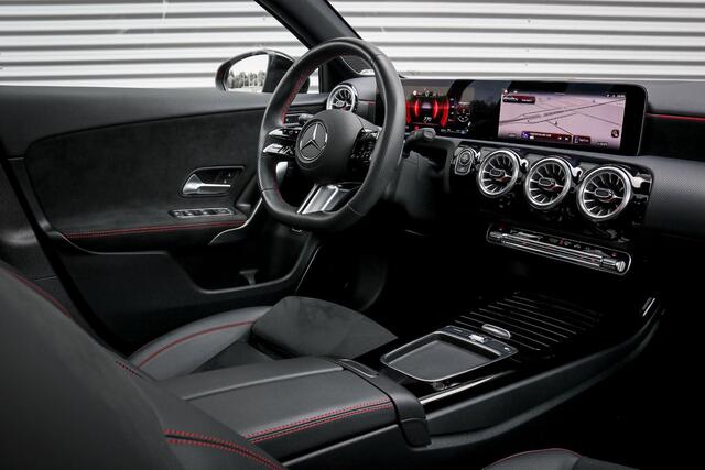 Mercedes-Benz A-KLASSE 180 AMG | Rijassistentiepakket | Panoramadak | Stoelverwarming | Achteruitrijcamera