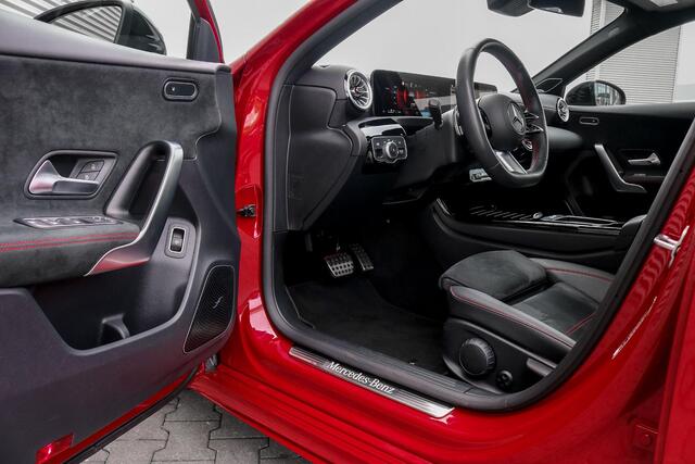 Mercedes-Benz A-KLASSE 180 AMG | Rijassistentiepakket | Panoramadak | Stoelverwarming | Achteruitrijcamera