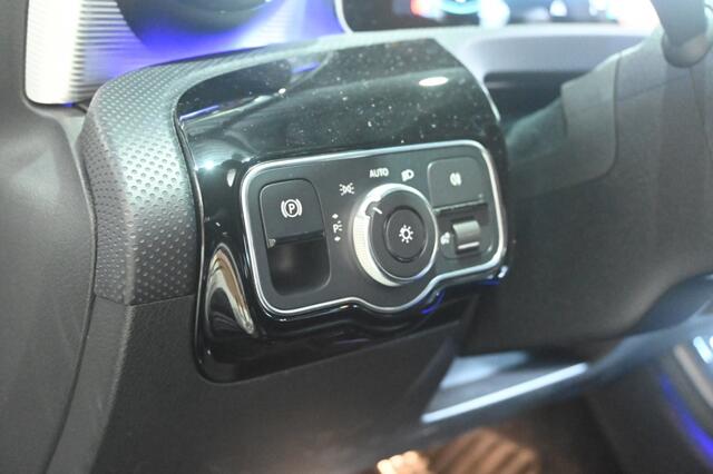 Mercedes-Benz A-KLASSE 200 AMG pakket sfeer verlichting