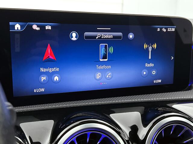 Mercedes-Benz A-KLASSE 180 Star Edition AMG Line | Nightpakket | Dodehoekassistent | Smartphone integratie | KEYLESS GO | 19 inch AMG velgen | Sfeerverlichting | Verwarmde stoelen vooraan | Panoramaschuifdak |