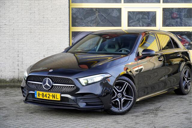 Mercedes-Benz A-KLASSE 180 Business Solution AMG BJ2022 Lmv 18" | Led V+A | Pdc | Navi | Achteruitrijcamera | Dashboard verlichting | Virtual cockpit | Climate control | Cruise control | Sportstoelen | Verwarmde voorstoelen | Zwarte hemel | Extra getint glas