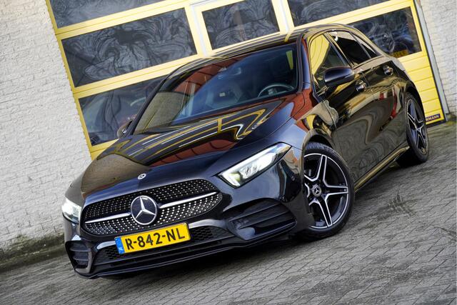 Mercedes-Benz A-KLASSE 180 Business Solution AMG BJ2022 Lmv 18" | Led V+A | Pdc | Navi | Achteruitrijcamera | Dashboard verlichting | Virtual cockpit | Climate control | Cruise control | Sportstoelen | Verwarmde voorstoelen | Zwarte hemel | Extra getint glas