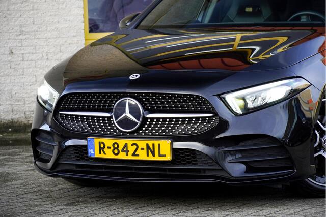 Mercedes-Benz A-KLASSE 180 Business Solution AMG BJ2022 Lmv 18" | Led V+A | Pdc | Navi | Achteruitrijcamera | Dashboard verlichting | Virtual cockpit | Climate control | Cruise control | Sportstoelen | Verwarmde voorstoelen | Zwarte hemel | Extra getint glas