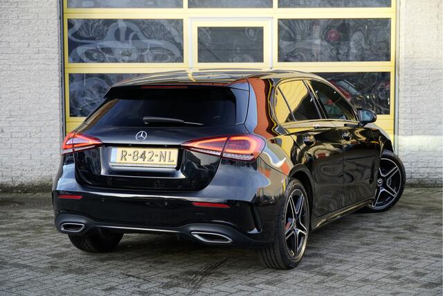 Mercedes-Benz A-KLASSE 180 Business Solution AMG BJ2022 Lmv 18" | Led V+A | Pdc | Navi | Achteruitrijcamera | Dashboard verlichting | Virtual cockpit | Climate control | Cruise control | Sportstoelen | Verwarmde voorstoelen | Zwarte hemel | Extra getint glas