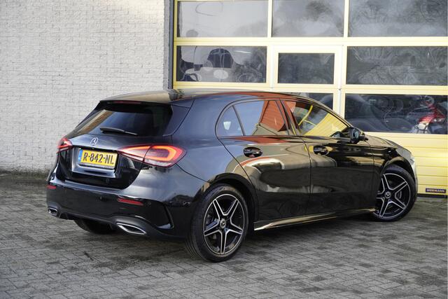 Mercedes-Benz A-KLASSE 180 Business Solution AMG BJ2022 Lmv 18" | Led V+A | Pdc | Navi | Achteruitrijcamera | Dashboard verlichting | Virtual cockpit | Climate control | Cruise control | Sportstoelen | Verwarmde voorstoelen | Zwarte hemel | Extra getint glas