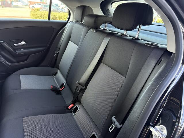 Mercedes-Benz A-KLASSE 180 Business Solution | Navigatie | Camera | Stoelverwarming | Cruise Control | Climate Control |