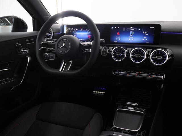 Mercedes-Benz A-KLASSE 180 Business Solution AMG | Panoramaschuifdak | Premium plus | Head-Up | Stoelverwarming | Achteruitrijcamera | MULTIBEAM LED |
