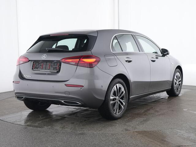 Mercedes-Benz A-KLASSE 250 e Plug-In Hybride Panorama Schif-Kanteldak | Sfeerverlichting | Memory Voorstoelen | Stuur en Stoelverwarming. Inclusief 24 maanden Mercedes-Benz Certified garantie voor Europa.