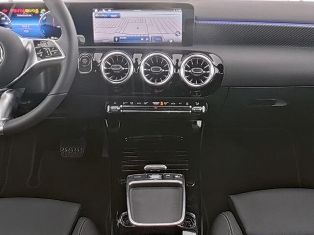 Mercedes-Benz A-KLASSE 250 e Plug-In Hybride Panorama Schif-Kanteldak | Sfeerverlichting | Memory Voorstoelen | Stuur en Stoelverwarming. Inclusief 24 maanden Mercedes-Benz Certified garantie voor Europa.