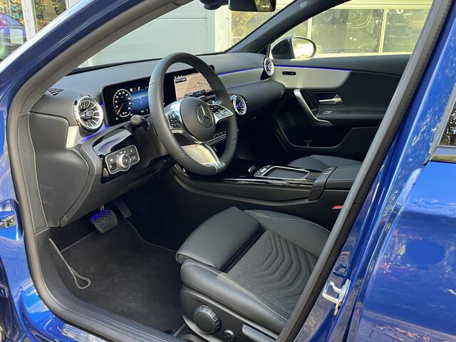 Mercedes-Benz A-KLASSE 250 e Star Edition Luxury Line | Panoramadak | Night Pakket | Dodehoekassistent | MULTIBEAM LED Koplampen | Sfeerverlichting | Stoelverwarming | Sierdelen Aluminium | Elektrisch Inklapbare Buitenspiegels | Achteruitrijcamera | Parkeersensoren
