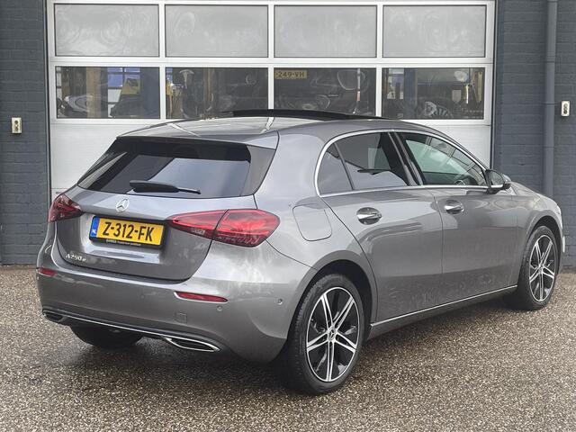 Mercedes-Benz A-KLASSE 250 e Luxury Line | Panoramadak | Achteruitrijcamera | Stoelverwarming | Dodehoekassistent | Sfeerverlichting | Apple & Android Carplay