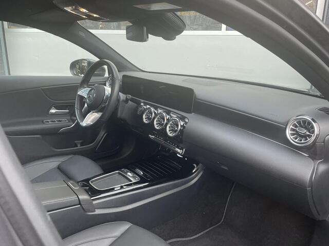 Mercedes-Benz A-KLASSE 250 e Luxury Line | Panoramadak | Achteruitrijcamera | Stoelverwarming | Dodehoekassistent | Sfeerverlichting | Apple & Android Carplay