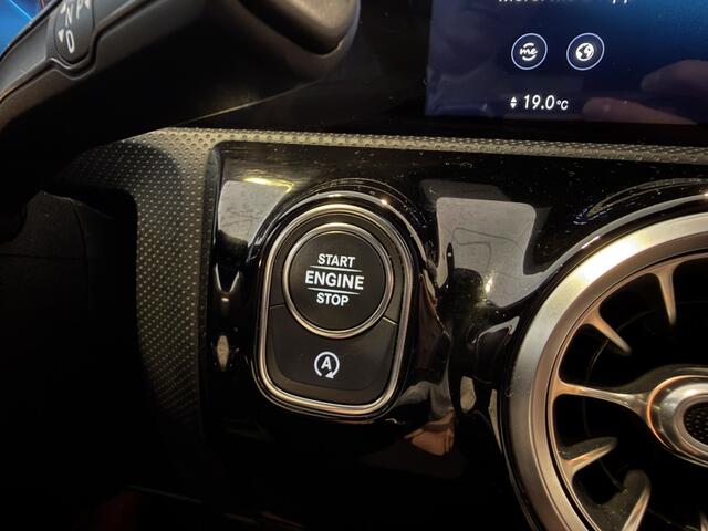 Mercedes-Benz A-KLASSE 180 Business Solution Automaat / AMG styling / 18"LM / LED / Navi / Camera