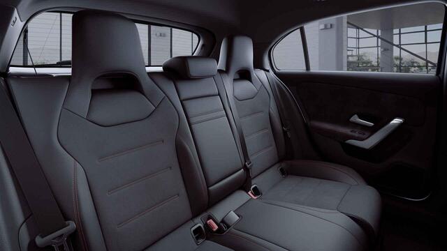 Mercedes-Benz A-KLASSE 250 e Business Line | AMG | Night | Panoramadak | Trekhaak | Rijassistentiepakket Plus | Sfeerverlichting | Stoelverwarming | Achteruitrijcamera |