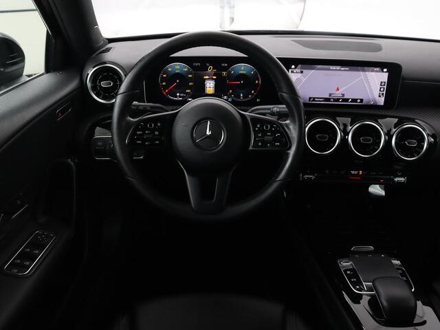 Mercedes-Benz A-KLASSE 180d Launch Edition | Stoelverwarming | Trekhaak | AMG Line | Camera | Navigatie | Widescreen | Half leder | Park Assist | Climate control | Cruise control