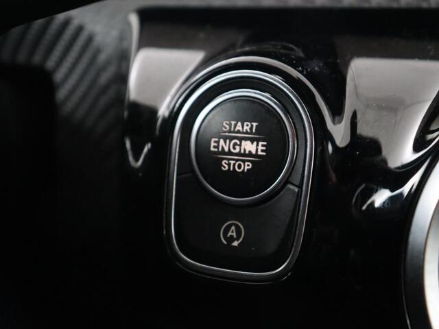 Mercedes-Benz A-KLASSE 180d Launch Edition | Stoelverwarming | Trekhaak | AMG Line | Camera | Navigatie | Widescreen | Half leder | Park Assist | Climate control | Cruise control